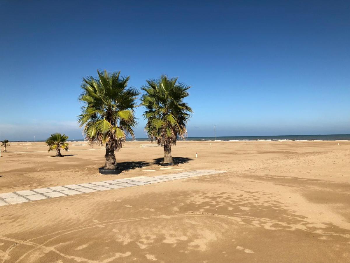 Appartamento NUOVO RISTRUTTURATO SULLA SPIAGGIA/ ON THE BEACH Llido Degli Estensi Exterior foto